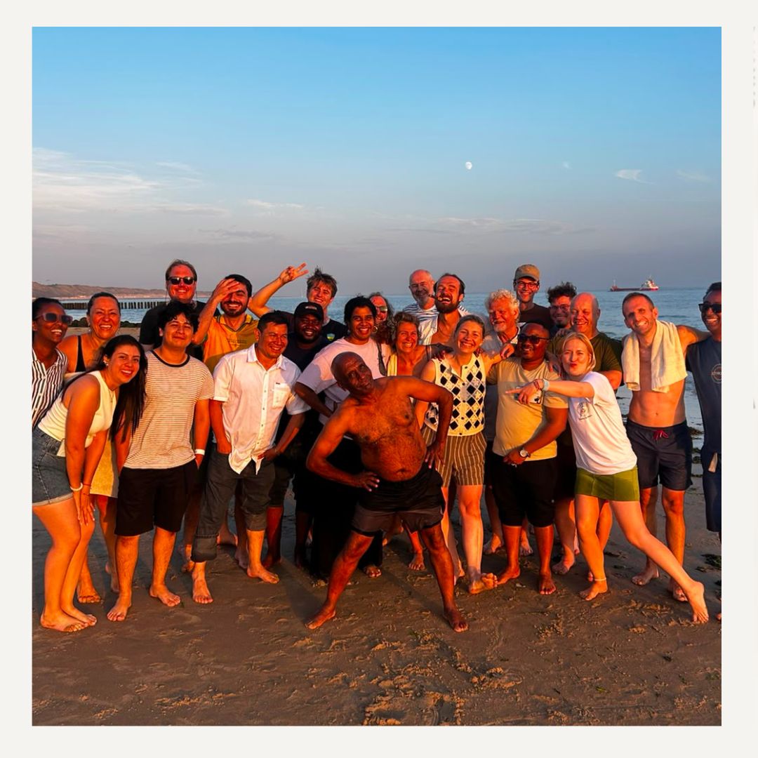 un groupe hoyeux à la plage éclairé par le coucher de soleil