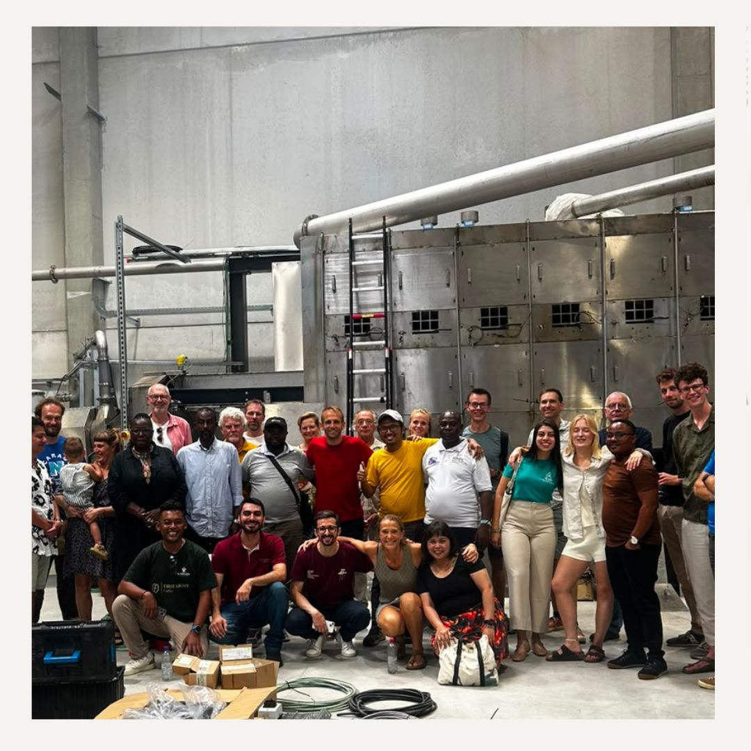 groupe qui pose devant un torréfacteur dans une usine